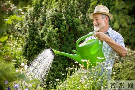 多名医生呼吁：超过63岁的老人，宁可在家做家务，也别出去干这些
