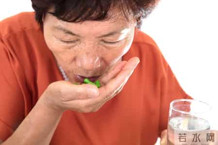 65岁大妈心脏骤停去世，医生遗憾指出：长期吃安眠药犯了3个禁忌