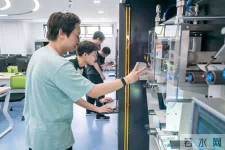 聚焦大学生就业 - 不同的道路，都通往值得奔赴的明天