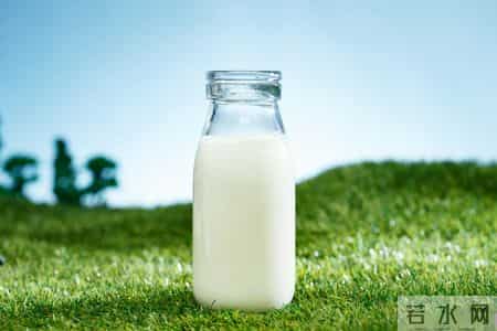 晚上喝牛奶等于“服毒”？什么时间喝牛奶最好？4个误区别再犯