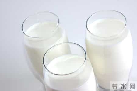 糖友喝牛奶最佳时间：早上喝还是睡前喝？喝错了，血糖越喝越不稳