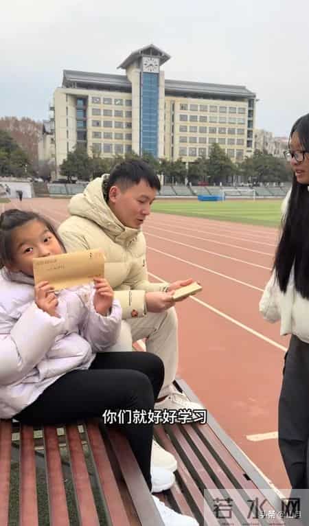 谢浩男妹妹提及未来规划，小妹只想待在妈妈身边，三人送爱心早餐