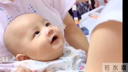 3个月宝宝和哥哥用婴语聊天。