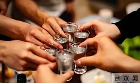 酒瘾再大也得戒！医生调查提醒：身体有这5种表现，最好把酒戒了