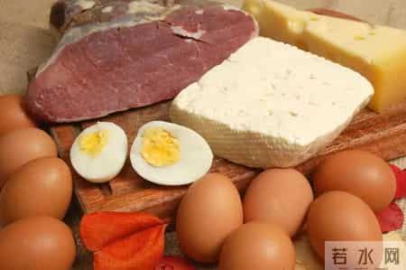 一旦患上骨质疏松，4种食物要忌口！医生：吃得越多骨钙流失越快