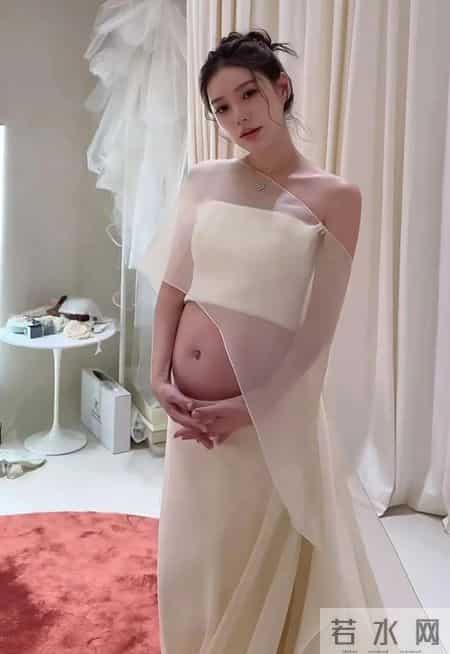 马筱梅晒孕晚期状态，肚子光滑没长纹，一餐五菜两汤，拍了孕妇照