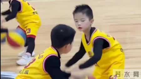 幼儿园萌娃篮球操失误！神级团队配合逆天改命，成年人看了...