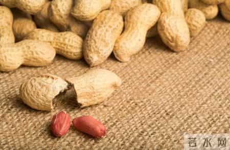花生是高血压推进器？医生：不想血压飙升，远离2黄2白！