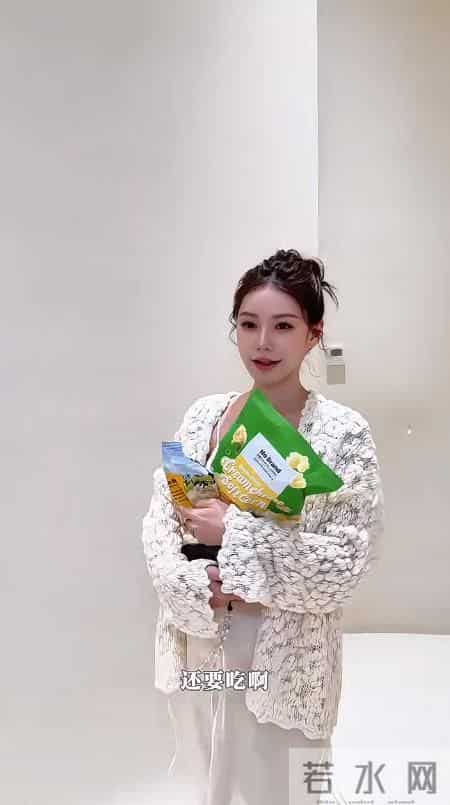 马筱梅挺大肚拍孕期写真！拆宝宝衣服好可爱，饿到吃零嘴老公不在