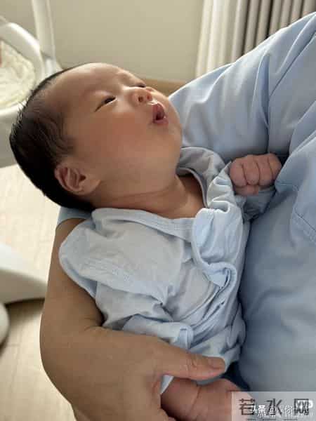 太离谱，手指被当脐带剪断！新生儿脸涨红哭得撕心裂肺，好心疼