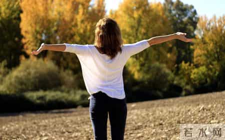 晒太阳补钙是假的？骨科医生：人老了想补钙，这5事比晒太阳重要