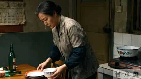 河南许昌六旬老翁遭家人弃养老院，家暴黑历史曝光，网络掀起骂战