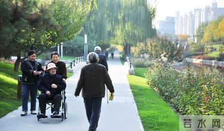 87岁刘大爷在女儿家养老，55岁女儿崩溃大哭：我造了什么孽啊