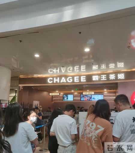 热搜炸！霸王茶姬店员摆拍徒手弄奶茶，停业辞退管理层降职