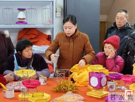 自贡：非遗花灯进特殊学校 为残障孩子家庭“增收”