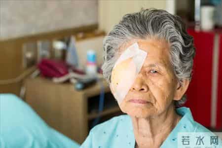 老年人眼睛越来越模糊？医生：或是4种疾病的讯号，别以为是老了