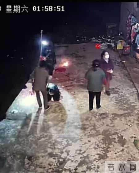 看哭了！湖南17岁女孩21天内父母先后去世，17岁生日吃泡渡过