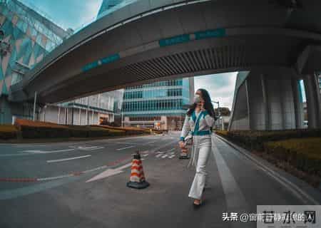 月薪六千抢破头，硕士海归蹲基层，城市筛人比筛简历还狠