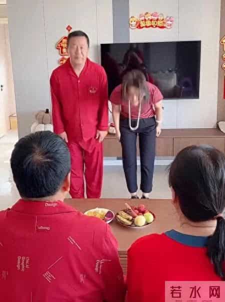 王小宝晚年幸福，历经跌宕依旧能在家中享福，为老来得子感慨万分