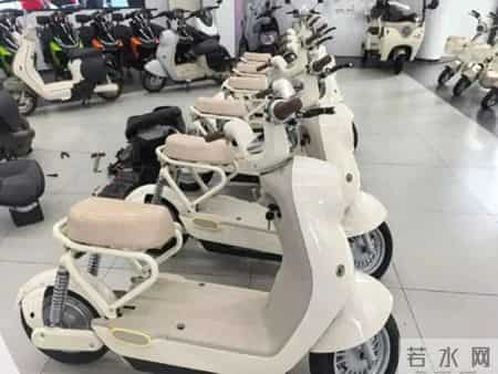 电动车座凳35cm？电自接娃难，除了加装合规座椅，三轮车成首选