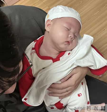 笑不活！奶爸带娃秒睡，宝宝蜷怀里同步打呼，画面太治愈