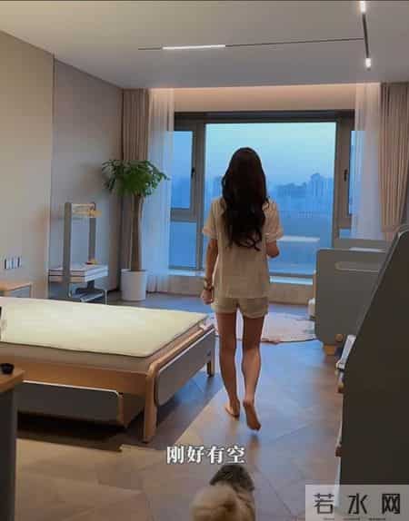 马筱梅晒婴儿房布置好温馨！朋友送迪奥宝宝服价格贵，儿子没跑了