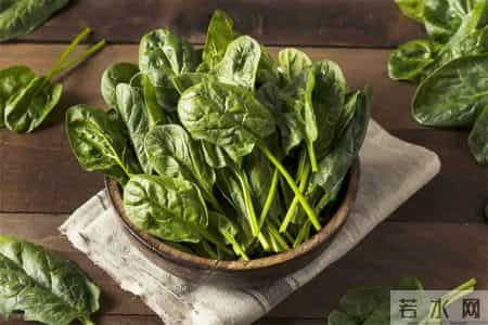 牛奶立大功？医生调查发现：老人若常喝牛奶，这些好处不请自来