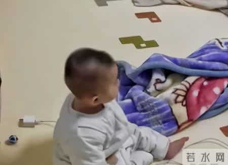 女子晒出小姑子带娃，凌晨2点扔在客厅不管，内情被扒，网友沸腾