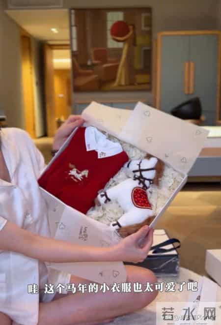 马筱梅拍孕期写真，大方露孕肚打脸喷子，肚大如箩仍貌美如花