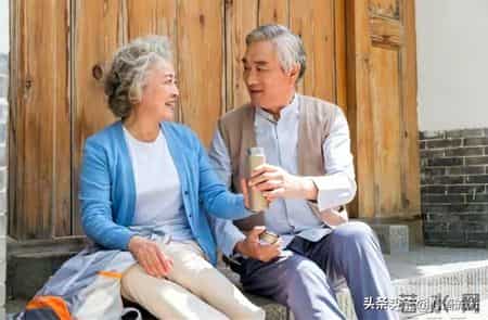 岁数越大越明白，晚年幸福不是靠子女和金钱，而是这5个关键选