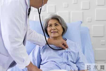 山东一66岁大妈喜欢睡前泡脚，不久脑梗去世，医生怒斥：太无知了