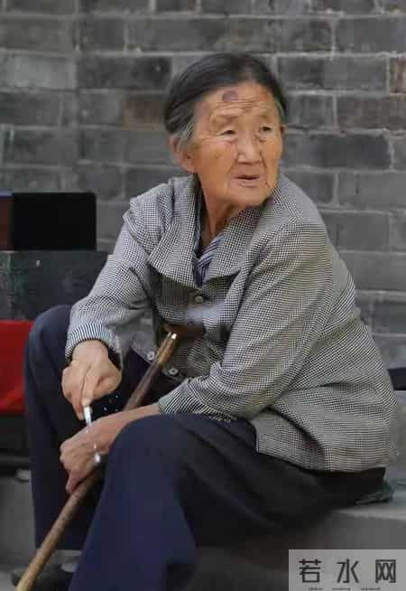 一个不识字，连钱都不认识的农村老太太，却会给人看病