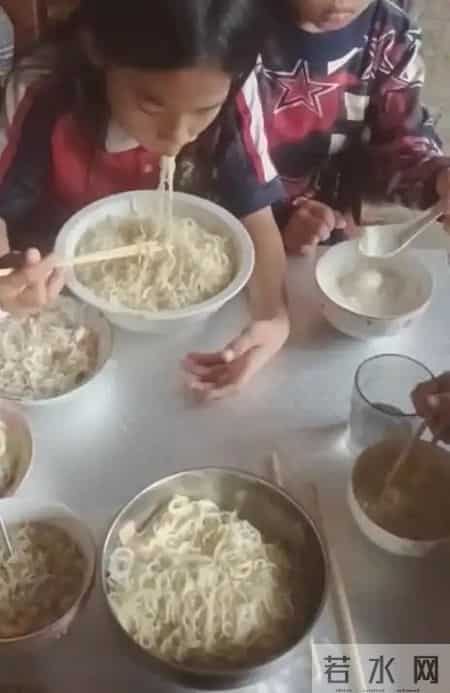 将来能送外卖就算翻身！生6个孩子吃白水送挂面，萝卜都添不起!