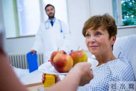 医生忠告：跟肺癌患者一起吃饭，一定要注意4件事，千万别忽视！