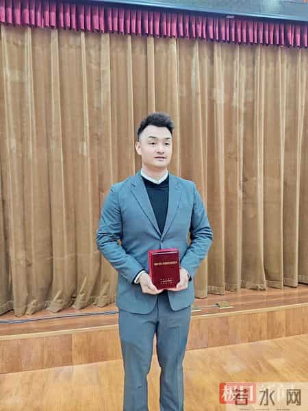 “企二代”一线历练5年才走上管理岗位，为员工搭建成长平台，建健康档案，获评全国关爱员工优秀民营企业家