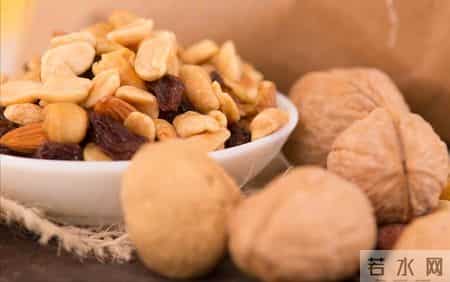 骨质疏松者的坚果食用警报！医生：这5类坚果慎食，影响骨骼健康