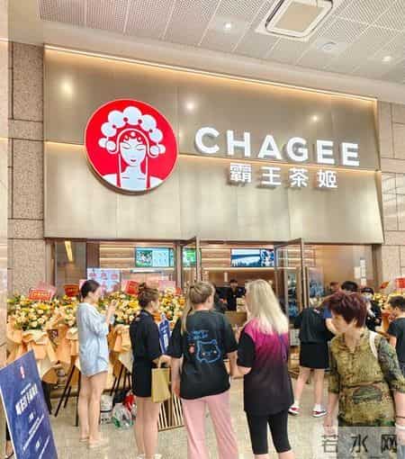 热搜炸！霸王茶姬店员摆拍徒手弄奶茶，停业辞退管理层降职