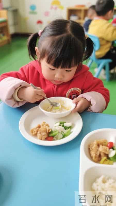 爸爸每天和儿子光盘计划！孩子抬头：“你小时候，也被这样管过”