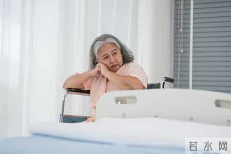 54岁阿姨每天坚持散步，1年后心衰去世，医生无奈：3个习惯不该有