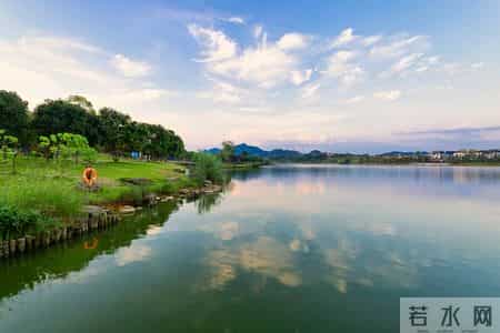 人老了生活无法自理时，哪怕看儿女脸色，也要跟他们同住，为你好