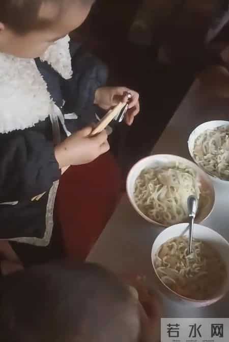 将来能送外卖就算翻身！生6个孩子吃白水送挂面，萝卜都添不起!