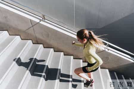 晒太阳补钙是假的？骨科医生：人老了想补钙，这5事比晒太阳重要