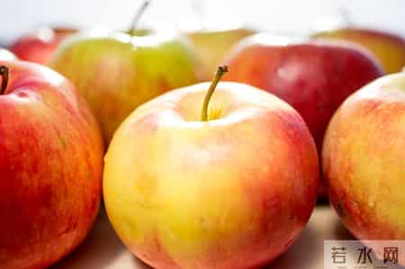 苹果立大功？医生发现：经常吃苹果的人，不出半年，或有这3变化