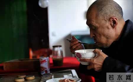 晚饭七分饱被推翻了？医生调查：过了52岁，吃饭尽量要做到这6点