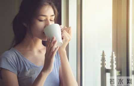 血栓和喝水有关？研究发现：越喜欢睡前喝水的老人，越容易有血栓