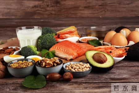 年过60不能吃核桃？医生提醒：不想抬进医院，这4种坚果最好少吃