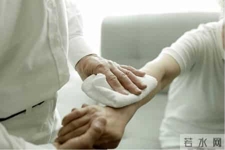 男生洗澡全过程“曝光”：多搓这4个部位，或能省下不少医药费