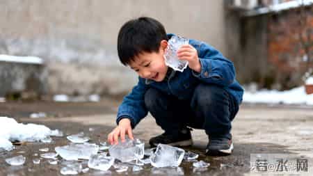 孩子把冰敲碎后，我忽然懂了杨万里藏了千年的心事