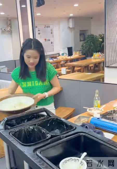 有钱心态就变了？优优面馆开会训员工，全程严肃，被喊很强势