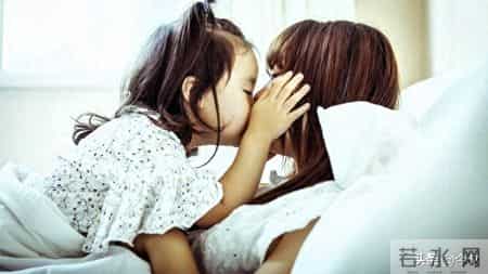 长大“和妈妈不亲”的孩子，其实在小时候就有预兆，父母要早知道